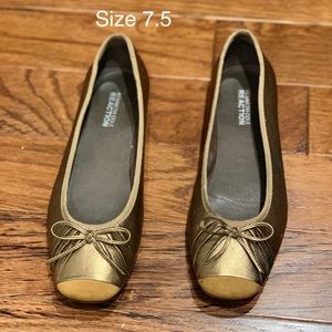 Kenneth Cole Reaction flats in gold~ size 7.5